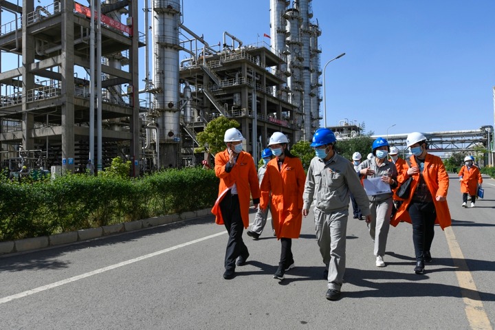 省总工会党组成员、副主席张驰一行到先锋化工调研