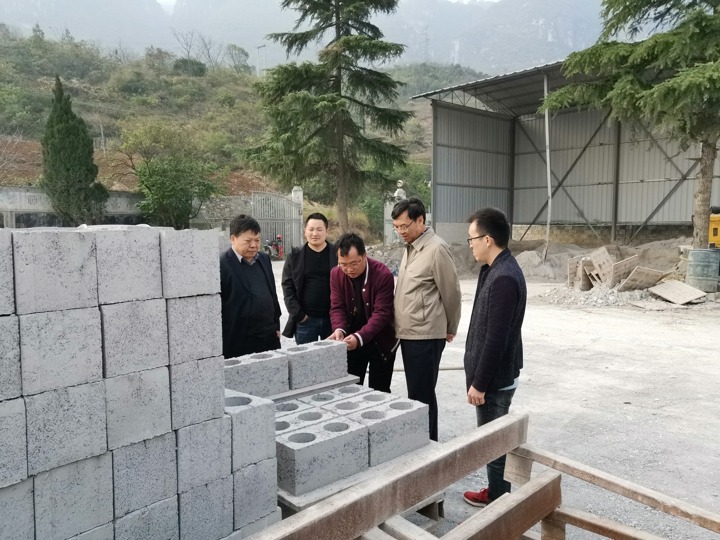 集团党委副书记、、、总司理高建嵩一行到扶贫联系点调研脱贫攻坚事情