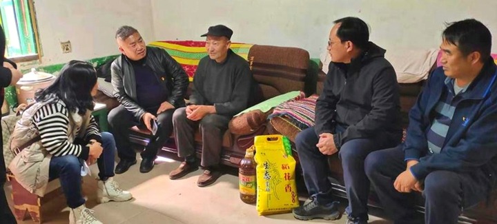 集团党委委员、、副总司理张清一行到一平浪煤矿开展节前送温暖慰问活动