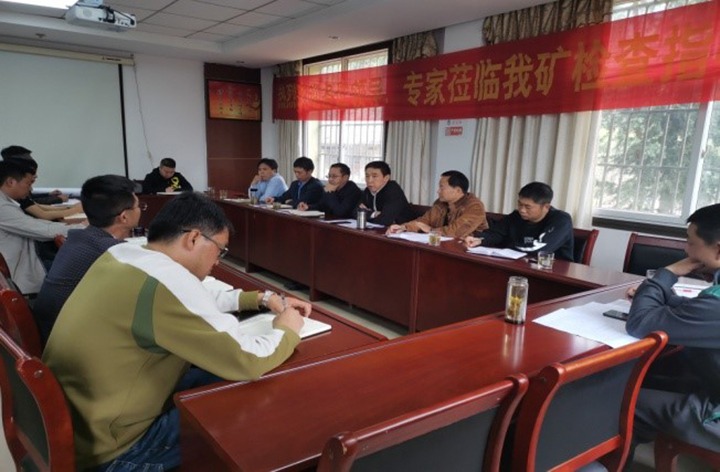 集团党委副书记、工会主席王鑫一行到四角地煤矿开展清静生产大排查