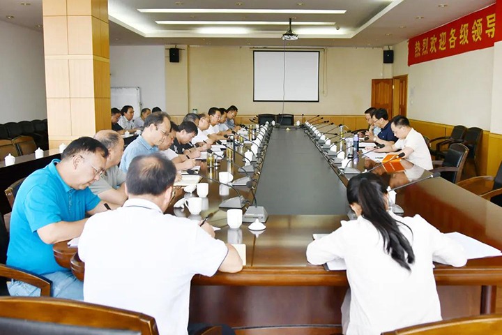 集团党委副书记、、、总司理高建嵩一行到云维集团督导调研