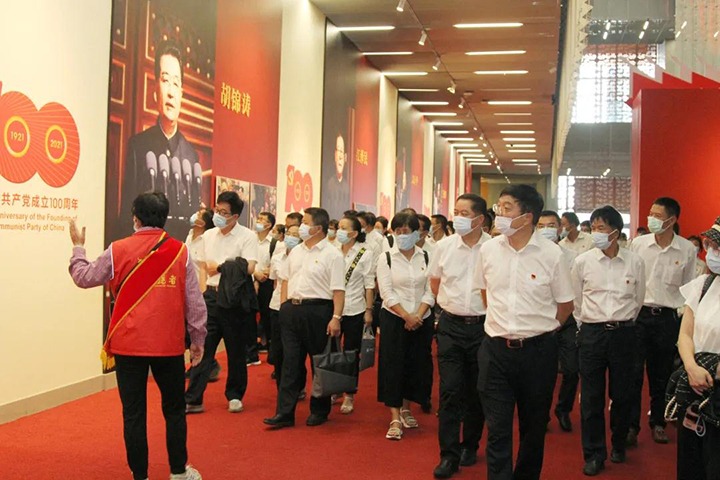 云煤（鸿运国际）集团党委组织宽大干部职工旅行云南省庆祝中国共产党建设100周年成绩展