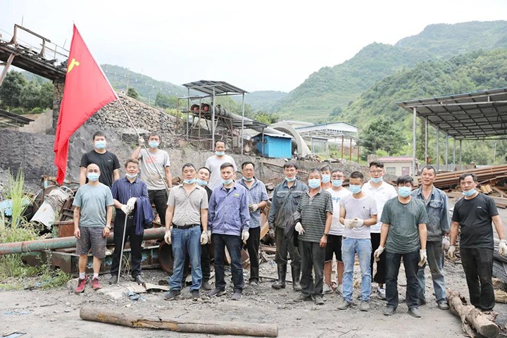 团结煤业开展“分拣钢材、修旧利废、降本增效”主题党日活动