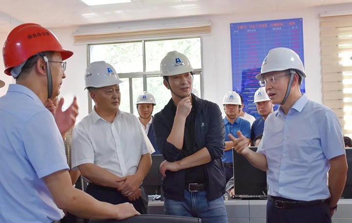 曲靖市委副书记、、市长李石松一行到曲煤焦化调研