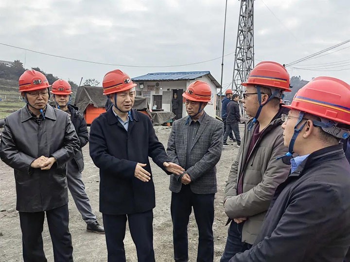 罗平县县委副书记、县长王玮一行到云南东源罗平东城煤矿有限公司调研指导