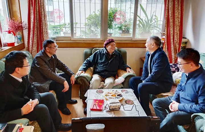 云南省国资委党委委员、副主任洪国正一行到云煤（鸿运国际）集团开展春节走访慰问离退老干部活动