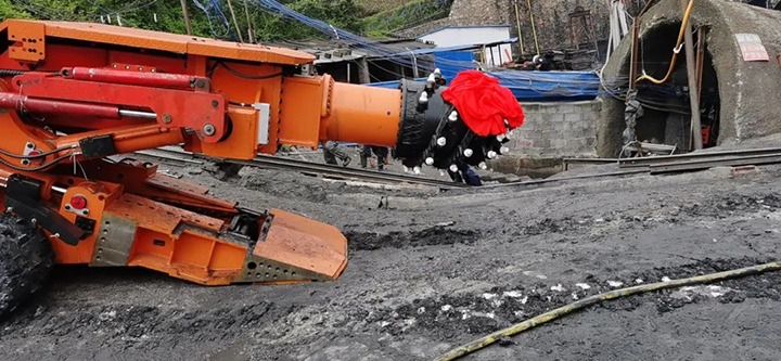 【简讯】金城煤矿EBZ230型综掘机投入使用、、中化云南地勘院开展“送纪律进项目”活动、、云煤矿业开展清静生产月暨主题党日活动