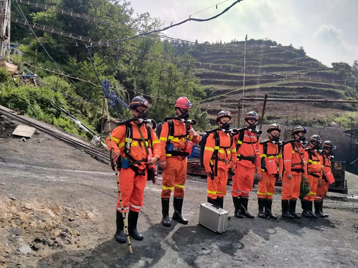 【简讯】恩洪煤业开展煤矿兼职救护步队质量标准化验收事情、、一平浪煤矿开展“雨季三防”应抢救援演练、、中化云南地勘院开展无偿献血活动