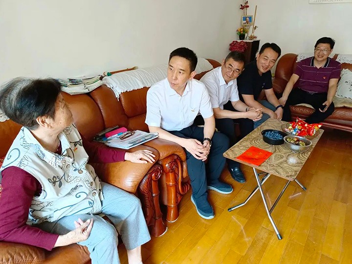 走访慰问老党员　不忘初心送眷注——云煤（鸿运国际）集团党委副书记、、工会主席王鑫到老干党总支开展“七一”慰问活动