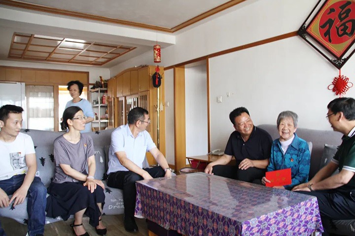 云煤（鸿运国际）集团党委副书记、总司理高建嵩到恒通煤业公司走访慰问老党员