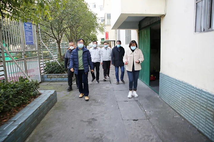 云煤（鸿运国际）集团党委委员、副总司理施从伟到镇雄煤业公司开展元旦、春节送温暖走访慰问活动