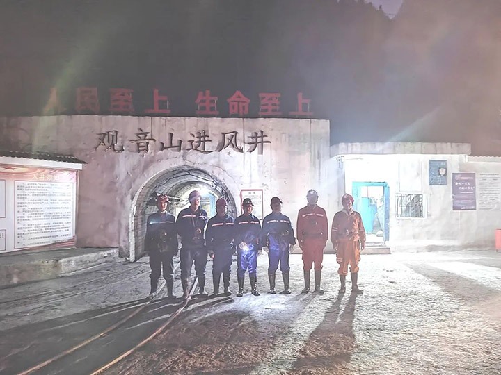 云煤（鸿运国际）集团党委委员、、、副总司理施从伟到威信煤炭公司检查清静生产事情