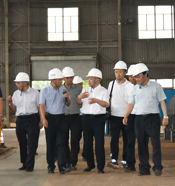 曲靖市委副书记、市长李先祥一行到大为装备公司开展事情调研