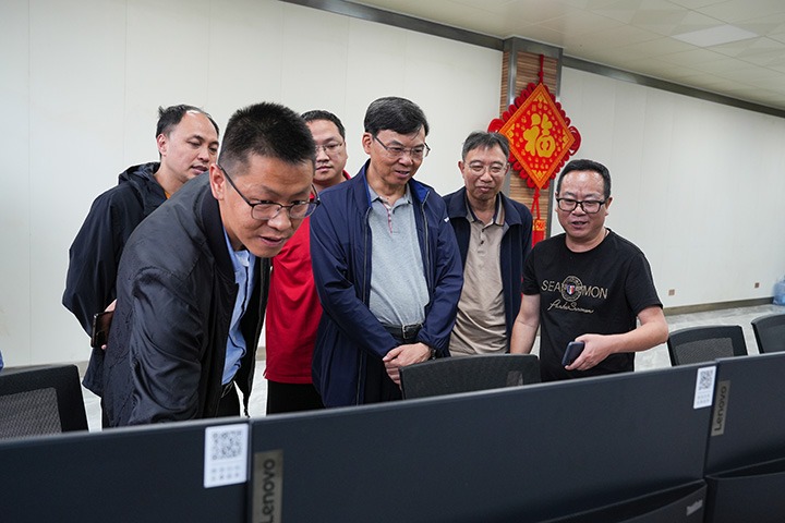 云煤集团党委副书记、、、副董事长、、、总司理高建嵩到恩洪煤业公司调研指导事情