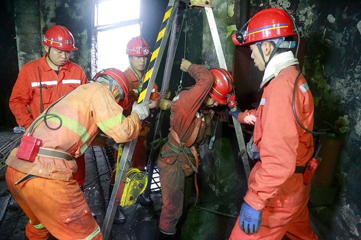 观音山煤矿驻矿中队团结一心，，，圆满完成储煤厂1号制品仓整理使命