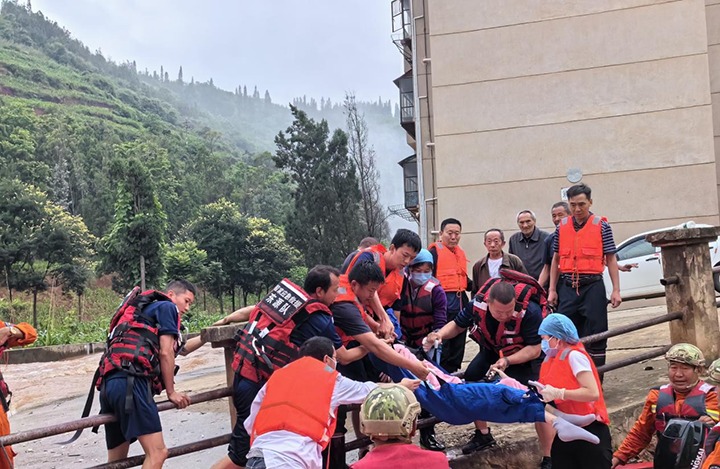 要害时刻冲在前，，，防汛抢险护平安，，，云煤集团在行动！