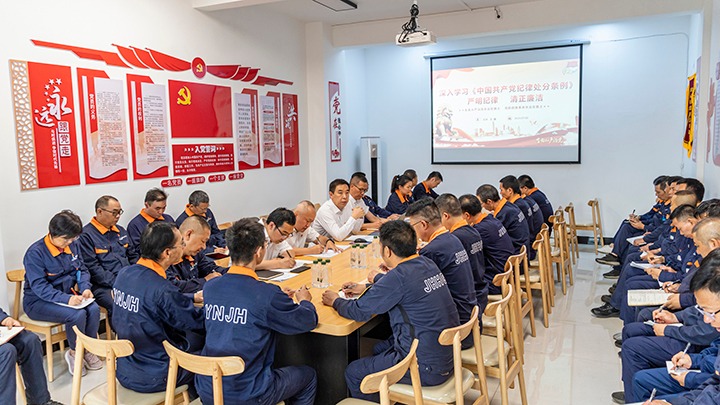 云煤集团党委副书记、、工会主席王鑫到云南解化公司氨加工厂党支部教学专题党课