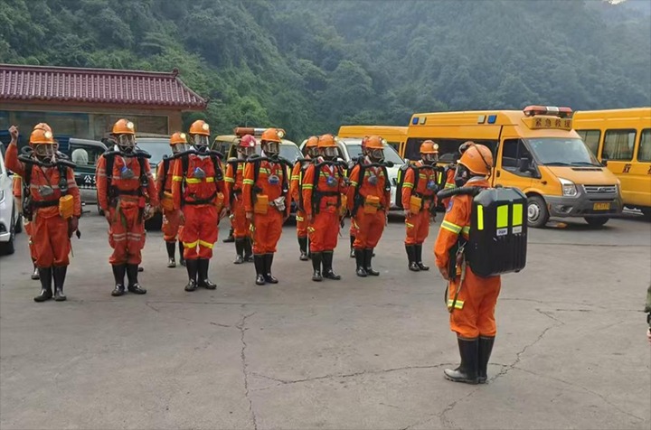 云煤集团救援队奔赴昭通加入沟头煤矿煤与瓦斯突失事故救援