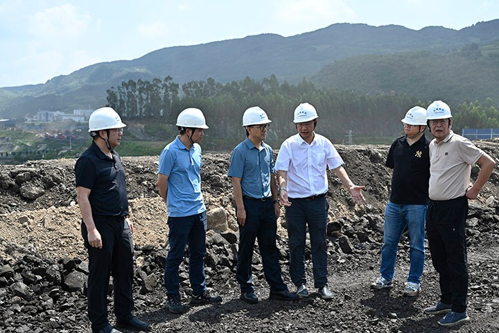 云煤集团党委委员、副总司理施从伟到先锋煤业检查指导清静生产事情