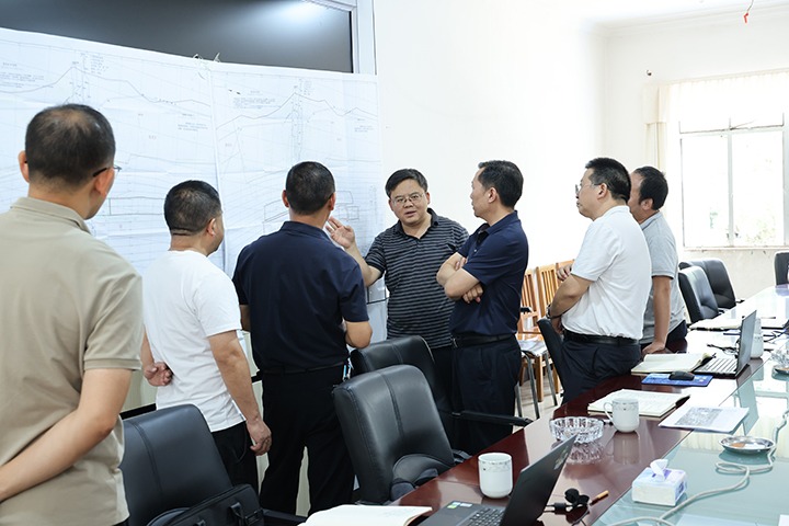 国家矿山清静监察局云南局党组成员、、、总工程师陈涌泉一行到田坝煤矿公司开展清静检查与调研指导事情