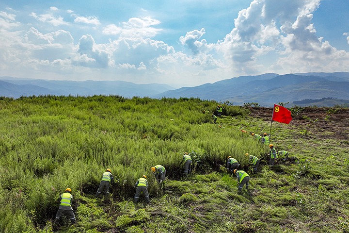 “镜”指“幕后英雄”！ 先锋煤业职工以汗水铸就责任，，，共绘企业生长优美蓝图