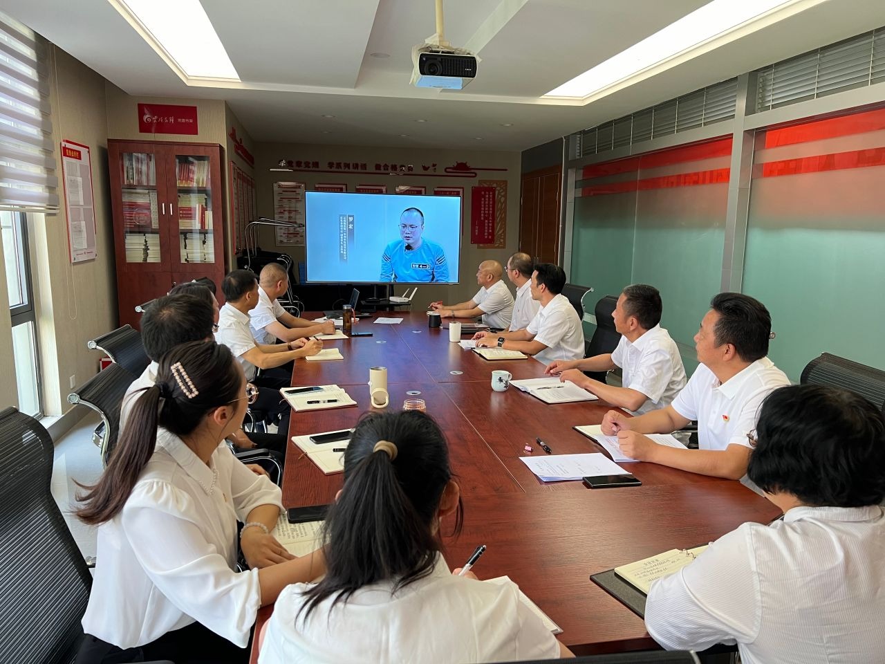 鸿运国际地产党支部组织开展“以案为鉴 明纪守廉”警示教育活动