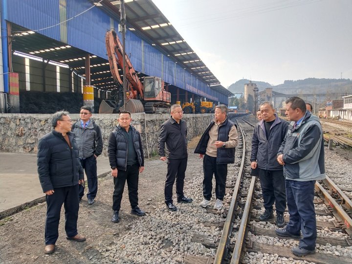 昆明铁路局曲靖车务段到羊煤公司举行煤炭装卸事情调研