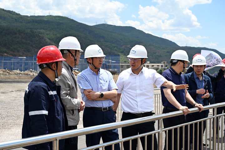 集团党委副书记、、副董事长、、总司理高建嵩一行到先锋煤业检查清静生产事情