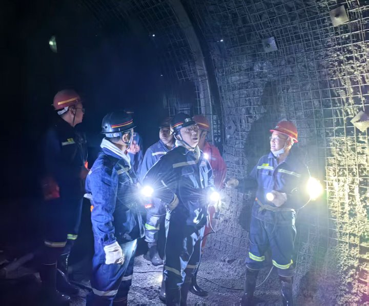 云煤集团副总司理杜昌华一行到顺源煤矿指导事情