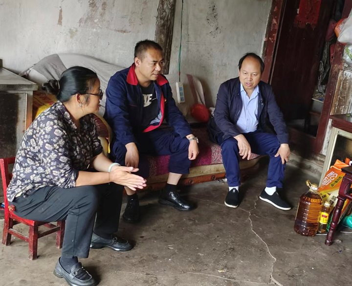 田坝煤矿公司开展“七一”走访慰问难题党员活动