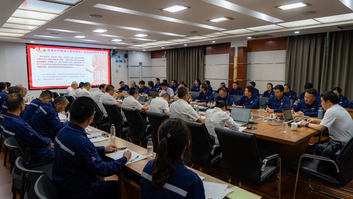 云煤集团党委副书记、、工会主席王鑫到解化分公司挂联氨加工厂党支部教学专题党课