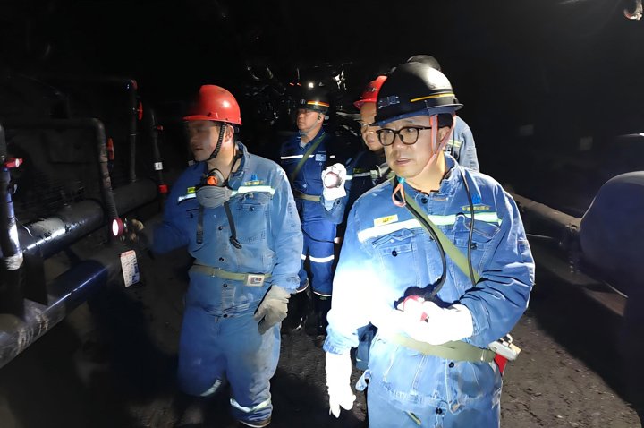 云煤集团党委委员、、副总司理、、总工程师施从伟一行到镇雄煤业调研指导清静生产事情