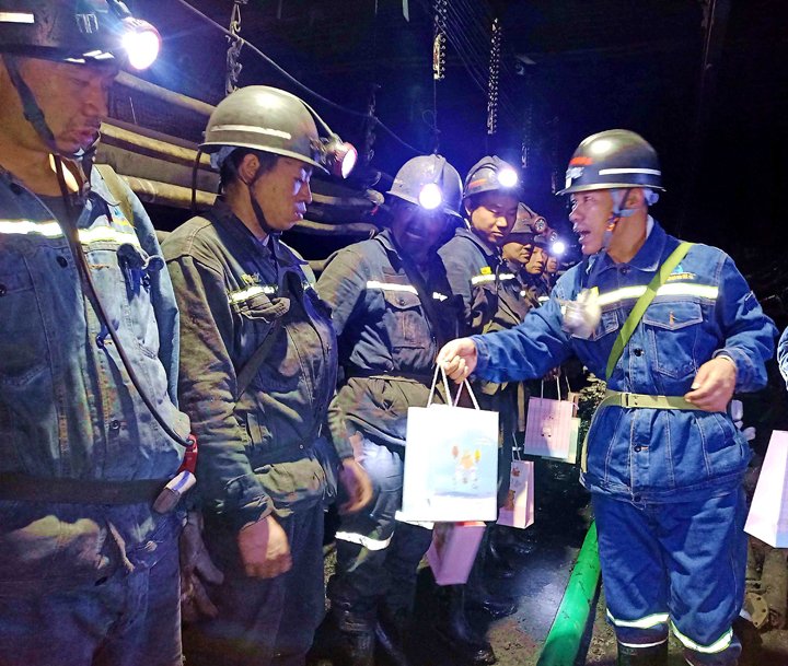 “伞”亮夏日，，“杯”暖人心——镇雄煤业工会开展夏送清凉活动